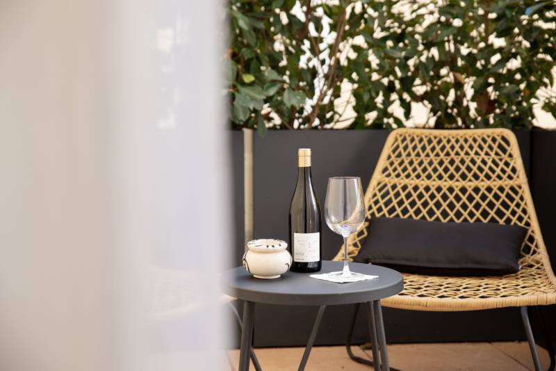 Coin salon cosy dans suite de charme pour déplacement professionnel