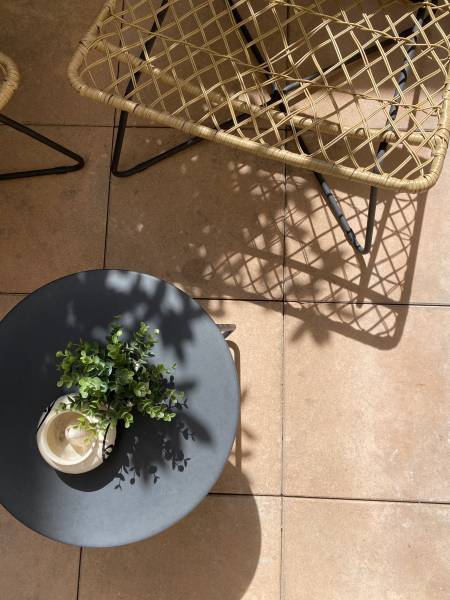 Petit Déjeuner au Soleil sur la Terrasse Privative de Votre Chambre – Instant de Détente et Confort
