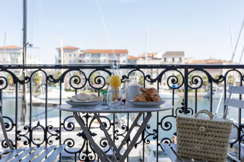 Petit déjeuner continental avec vue sur la mer à Sète