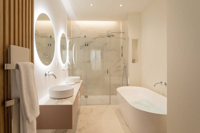 Chambre de luxe avec décoration raffinée à l'hôtel Les Clés Secrètes à Sète