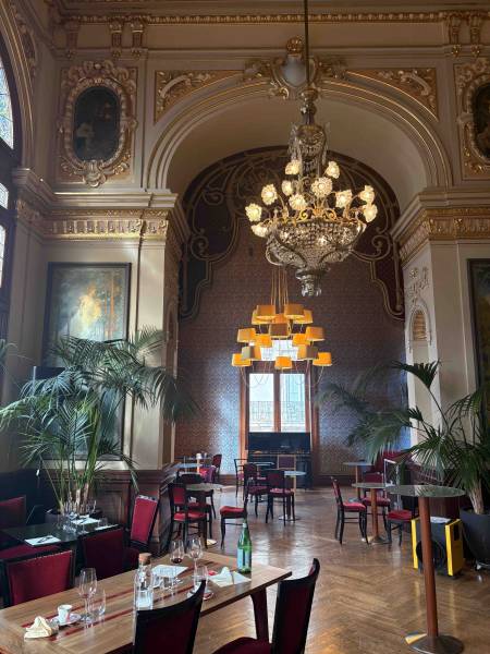 Parenthèse gourmande dans l’écrin du Théâtre Molière à Sète, découvrez les adresses du guide local des Clés Secrètes