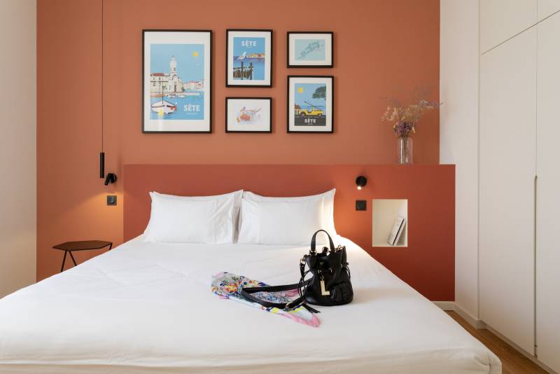 Chambre double confortable pour voyageur d’affaires à Sète, accueil 24h/24 et check in dématérialisé 