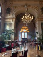 Parenthèse gourmande dans l’écrin du Théâtre Molière à Sète, découvrez les adresses du guide local des Clés Secrètes